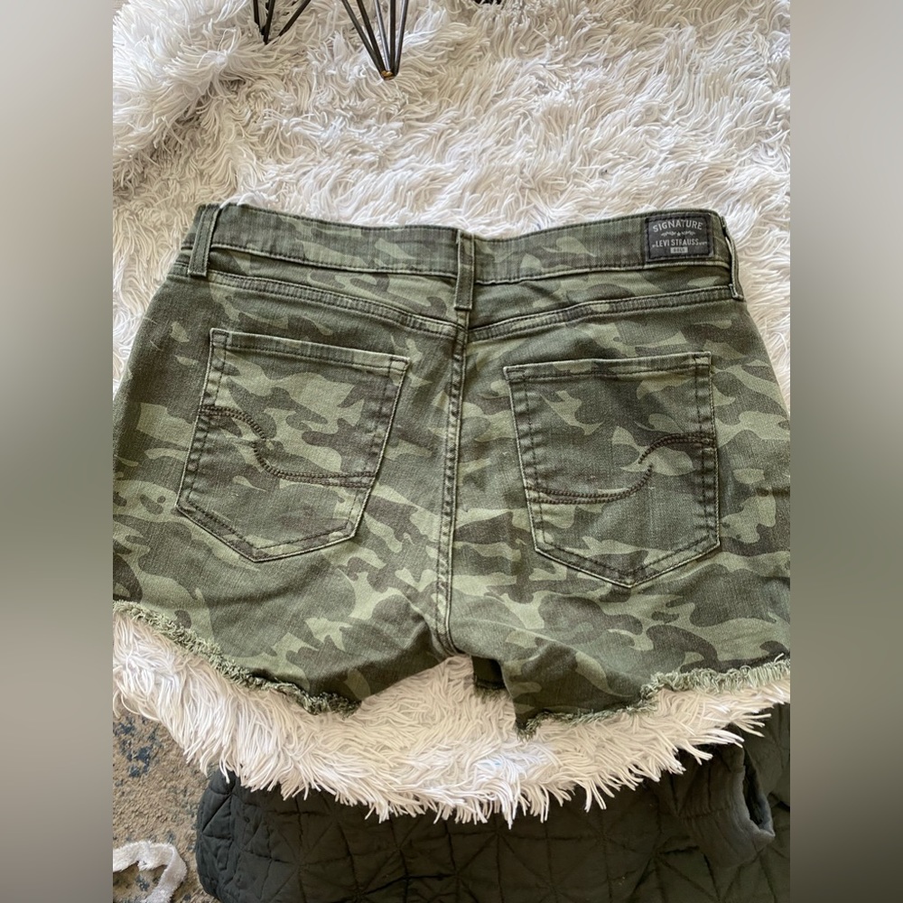 Levi’s Camo Mid Rise Shorts - Picture 5 of 9